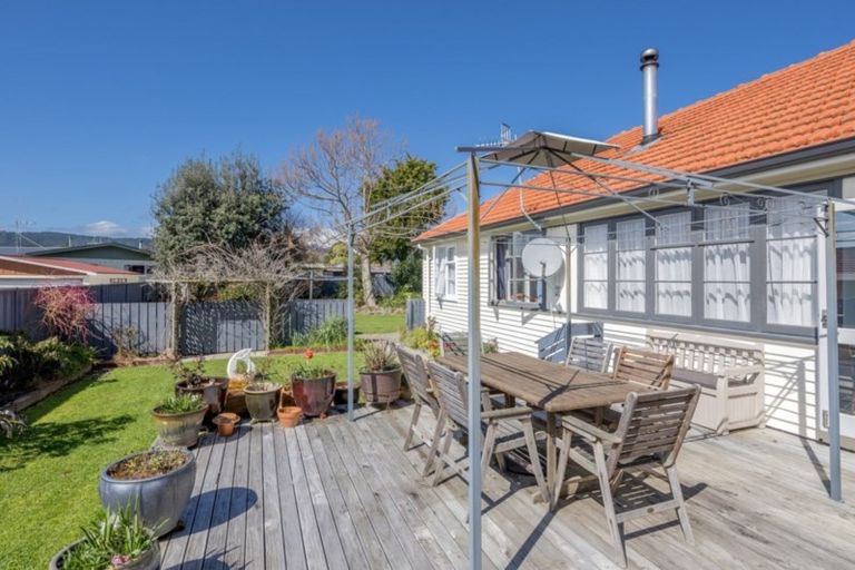 Photo of property in 12 Featherston Street, Levin, 5510