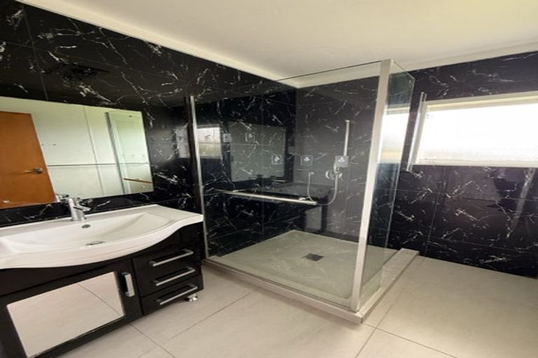 Photo of property in 9 Justin Place, Te Atatu Peninsula, Auckland, 0610