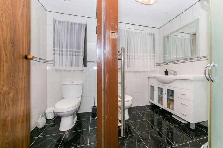 Photo of property in 84 Captain Scott Road, Glen Eden, Auckland, 0602