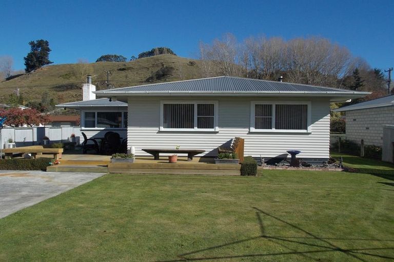 Photo of property in 16 Ongo Road, Hunterville, 4730