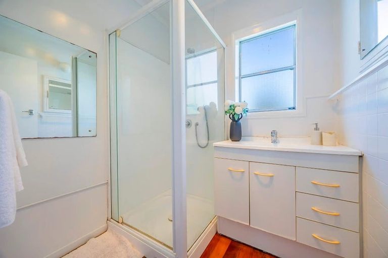 Photo of property in 21 View Road, Glenfield, Auckland, 0627