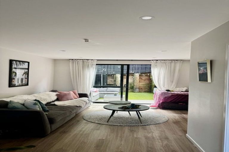 Photo of property in 4/37 Camelot Place, Glenfield, Auckland, 0629