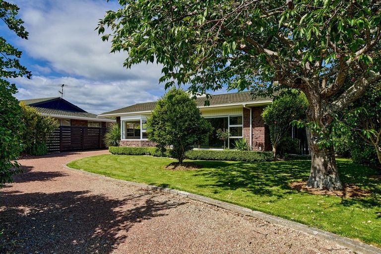 Photo of property in 21 Rewarewa Crescent, Waikanae, 5036