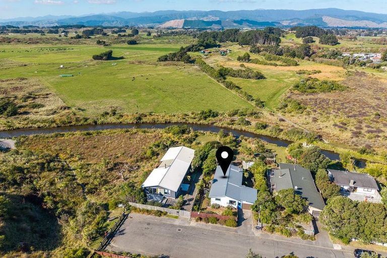 Photo of property in 4 Moana Street, Otaki Beach, Otaki, 5512