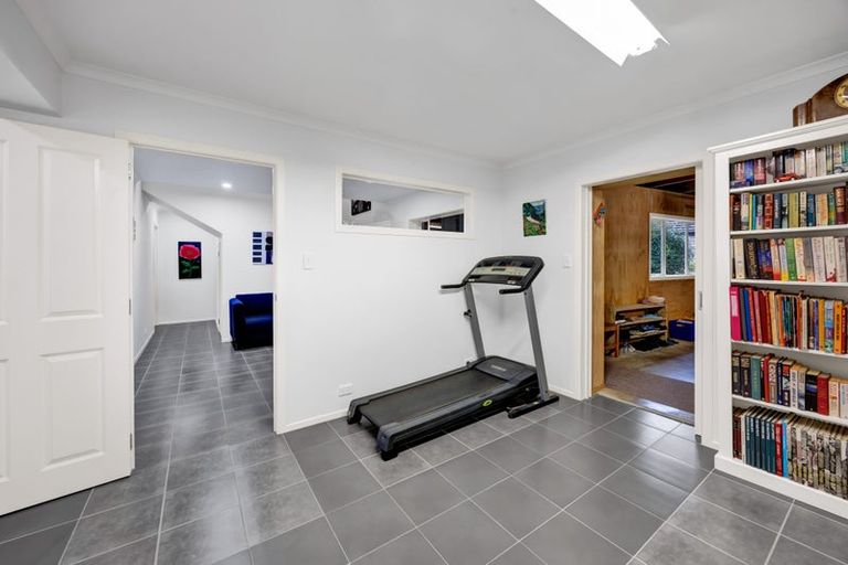 Photo of property in 21 Longview Drive, Merrilands, New Plymouth, 4312