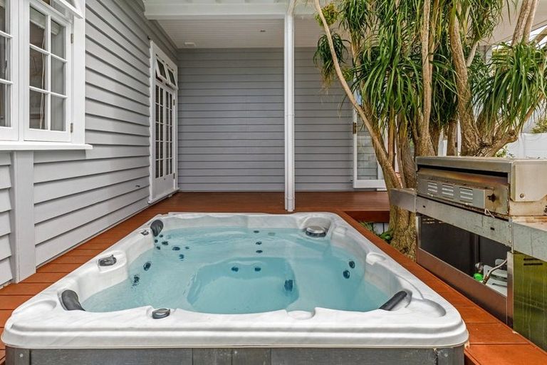 Photo of property in 24 Norwood Road, Bayswater, Auckland, 0622