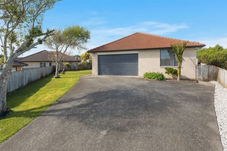 Photo of property in 12 Kathleen Reece Place, Waiuku, 2123