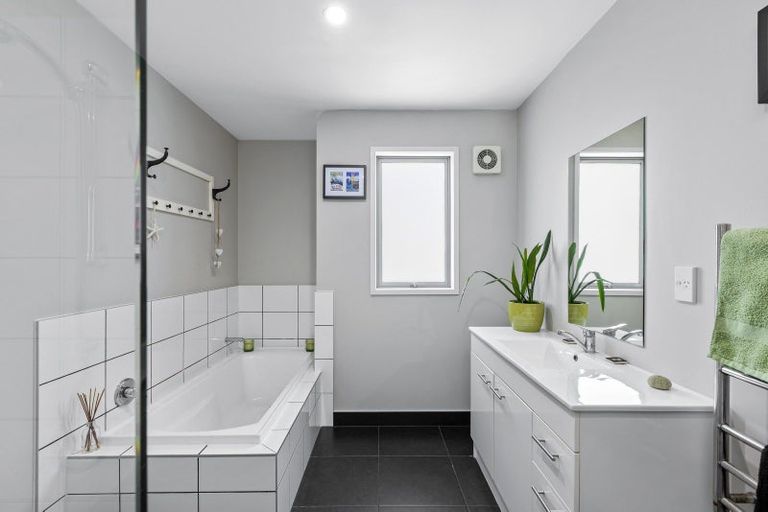 Photo of property in 4b Astrolabe Place, Gulf Harbour, Whangaparaoa, 0930