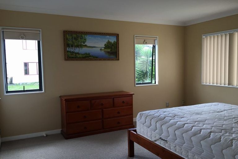 Photo of property in 6 Parkvale Grove, Te Atatu Peninsula, Auckland, 0610