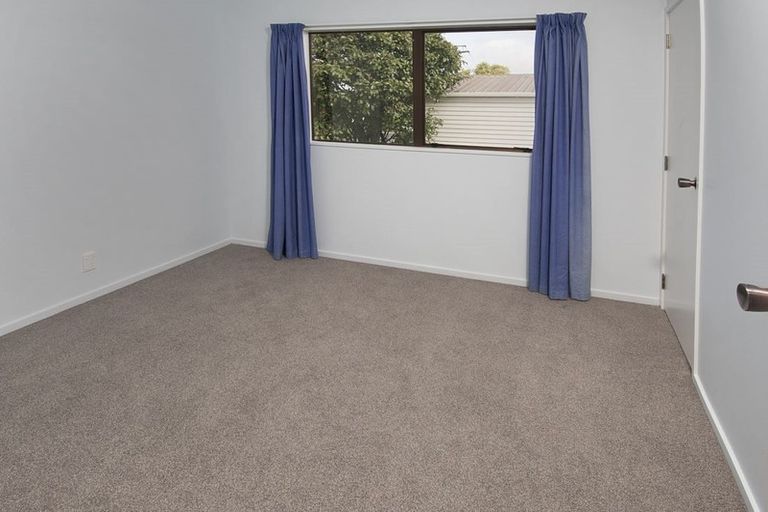 Photo of property in 2a Rixon Place, Te Atatu Peninsula, Auckland, 0610