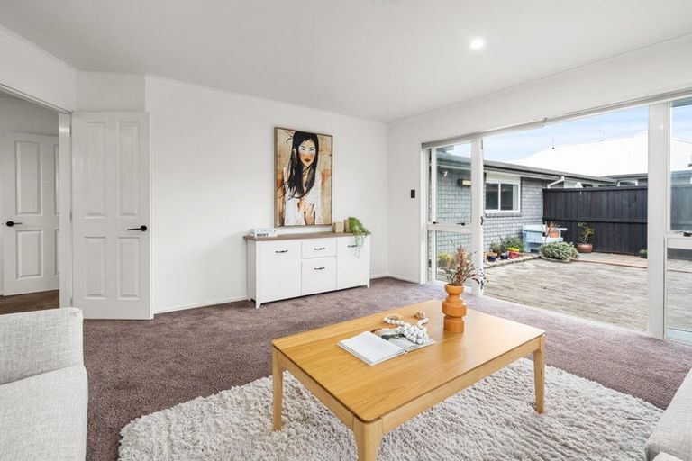 Photo of property in 10 Honeysuckle Place, Northcote, Christchurch, 8052