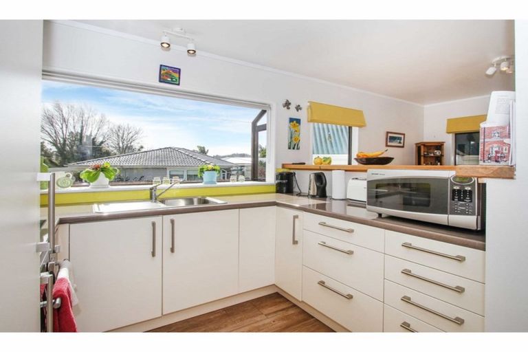 Photo of property in 2/28 Fairdale Place, Birkdale, Auckland, 0626