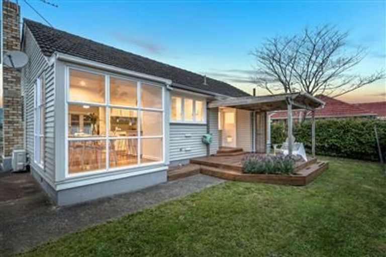 Photo of property in 2/104 Coronation Road, Hillcrest, Auckland, 0627