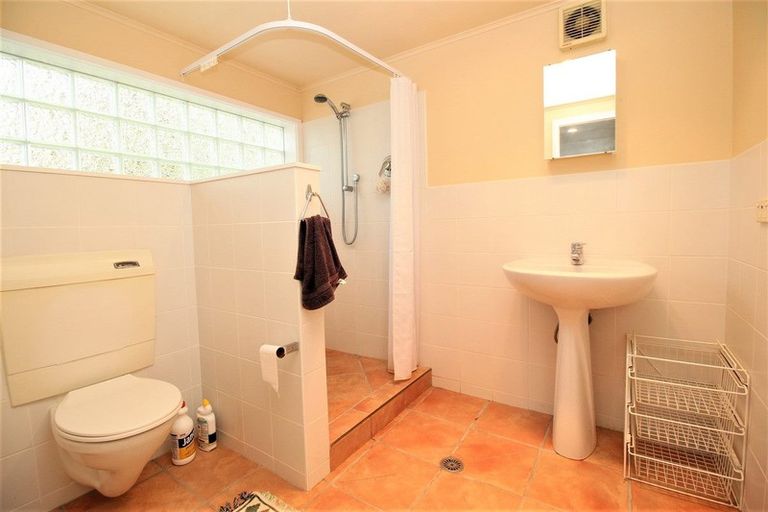 Photo of property in 37 South Lynn Road, Titirangi, Auckland, 0604