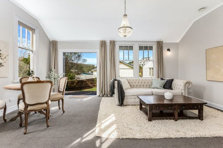 Photo of property in 2 Castlemaine Close, Karori, Wellington, 6012