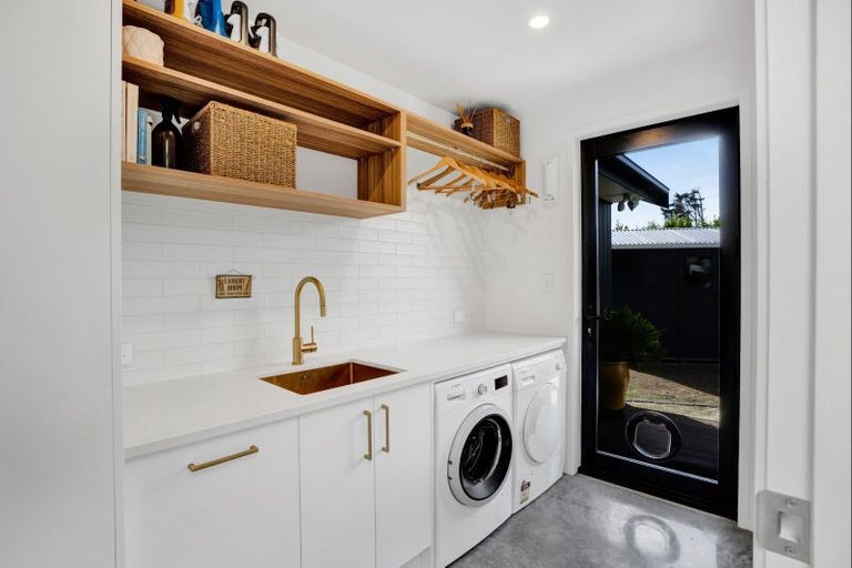 Photo of property in 956 Richmond Road, Lepperton, New Plymouth, 4373