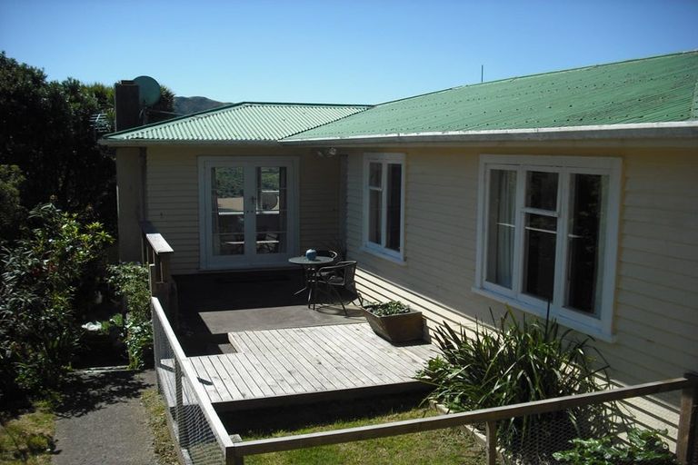 Photo of property in 19a Huntingdon Street, Northland, Wellington, 6012