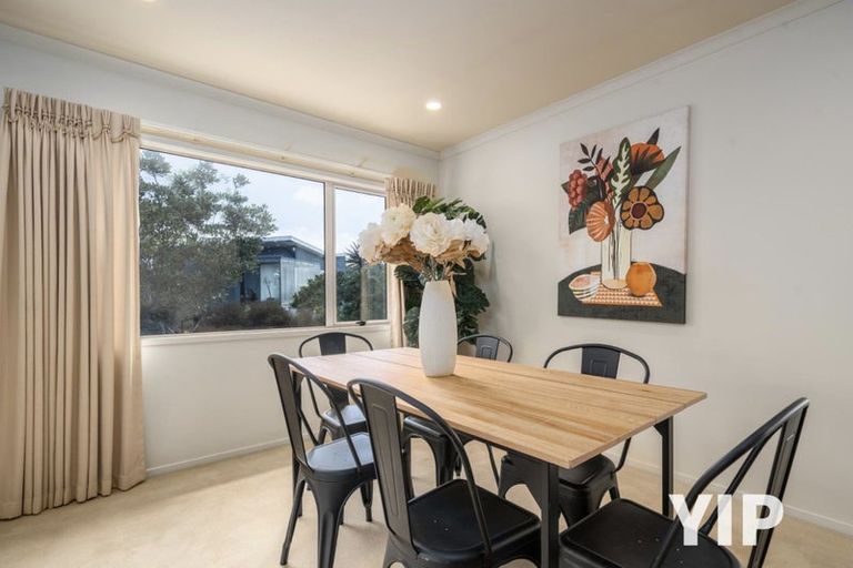 Photo of property in 45 Tamworth Crescent, Newlands, Wellington, 6037