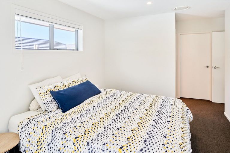 Photo of property in 32 Mooring Close, Whitby, Porirua, 5024