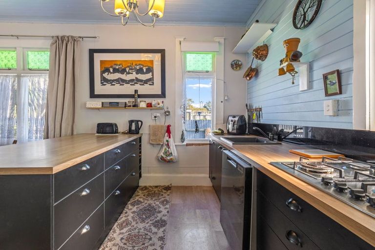 Photo of property in 11 Bear Street, Waverley, 4510