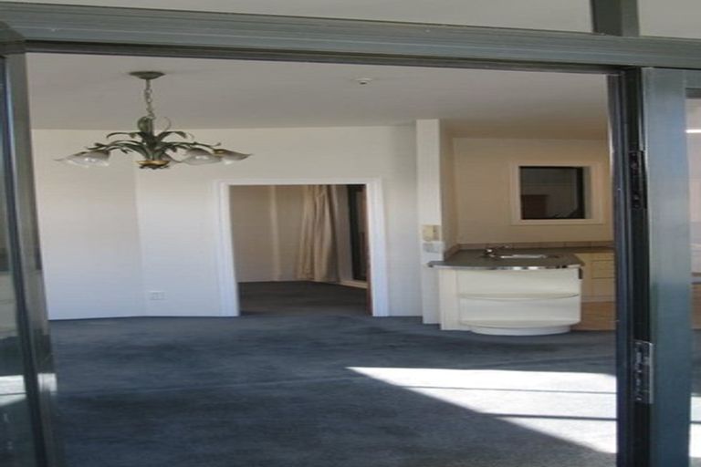 Photo of property in Endeavour Apartments, 13/125u Thorndon Quay, Pipitea, Wellington, 6011