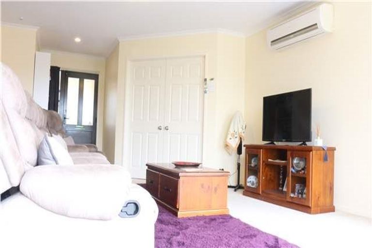 Photo of property in 11 Holsten Place, Massey, Auckland, 0614