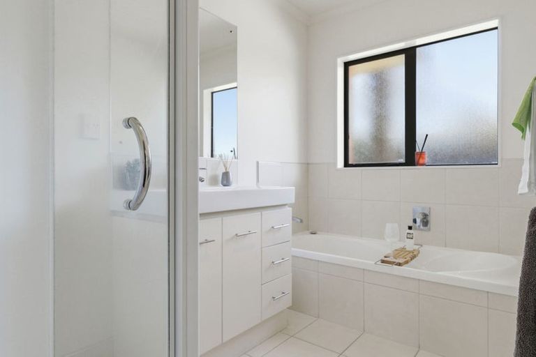 Photo of property in 25a Mcinnes Road, Weymouth, Auckland, 2103