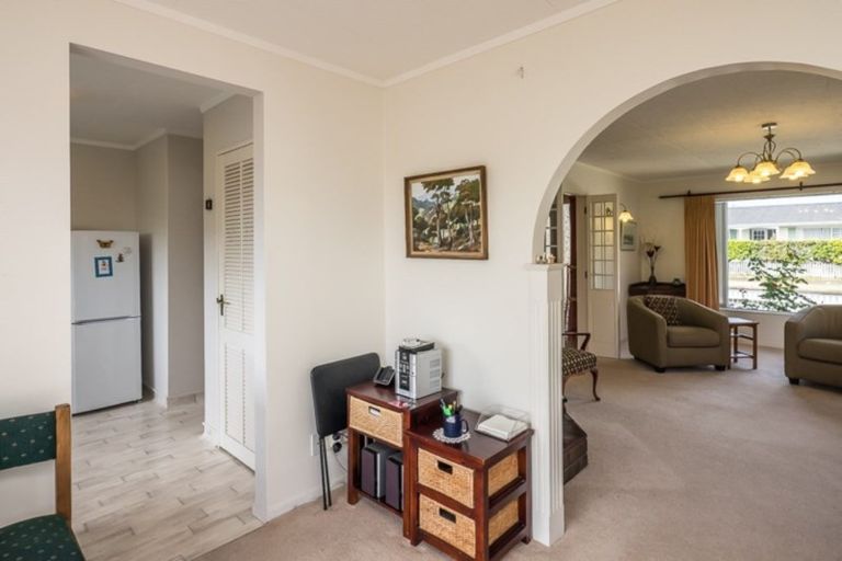 Photo of property in 60 Rewarewa Crescent, Waikanae, 5036