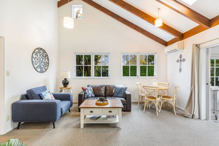 Photo of property in 1/10 Springbank Lane, Te Atatu Peninsula, Auckland, 0610