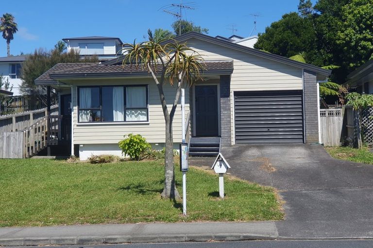Photo of property in 1/20 Barbados Drive, Unsworth Heights, Auckland, 0632
