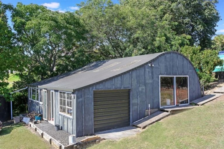 Photo of property in 327 Kaipara Road, Papakura, 2582
