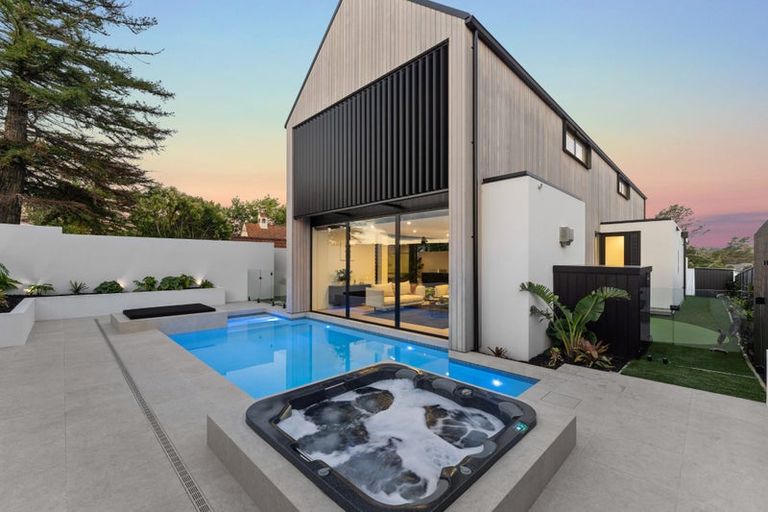 Photo of property in 17a Roland Road, Greenhithe, Auckland, 0632