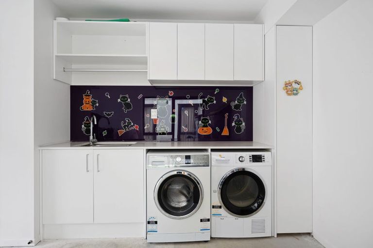 Photo of property in 25a Athena Drive, Totara Vale, Auckland, 0629