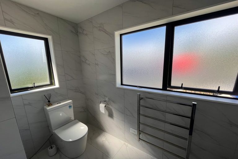 Photo of property in 14f Kelwyn Road, Kelston, Auckland, 0602