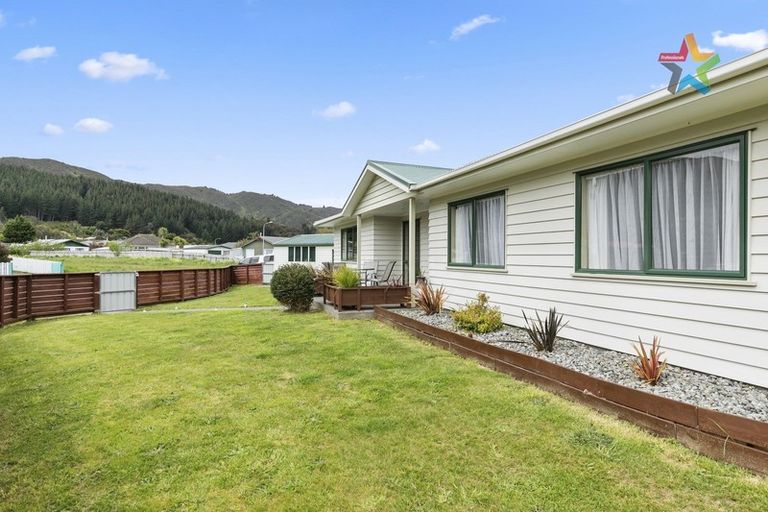 Photo of property in 25 Grimsby Grove, Wainuiomata, Lower Hutt, 5014