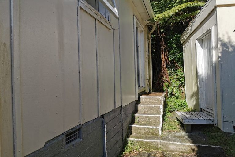 Photo of property in 88 Newlands Road, Newlands, Wellington, 6037