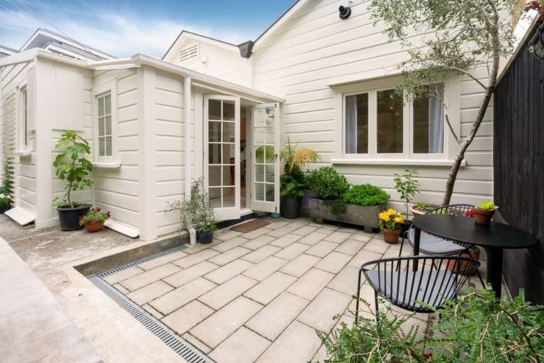 Photo of property in 56 Glenmore Street, Northland, Wellington, 6012