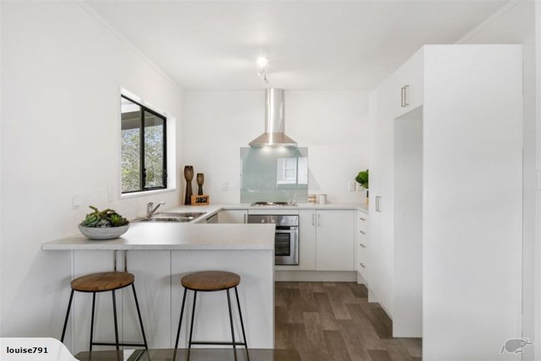 Photo of property in 2/8 Lingfield Street, Glenfield, Auckland, 0629