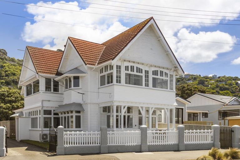 Photo of property in 212 Queens Drive, Lyall Bay, Wellington, 6022