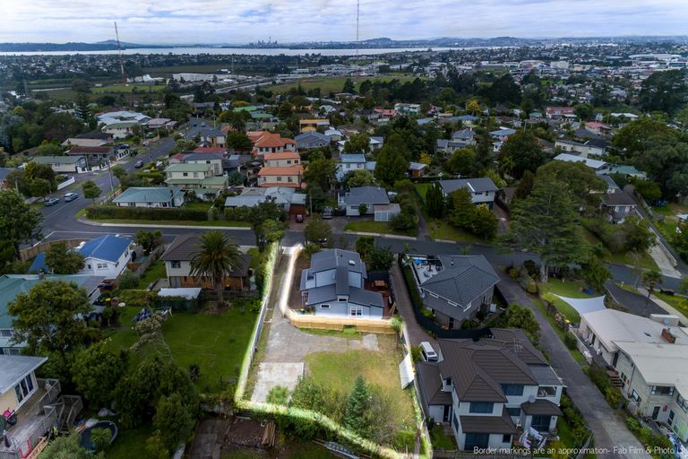 Photo of property in 3a Crompton Road, Massey, Auckland, 0614