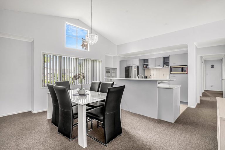 Photo of property in 92 Riverton Drive, Randwick Park, Auckland, 2105