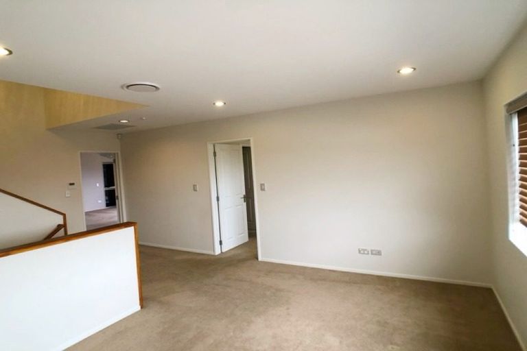 Photo of property in 8 Namsan Close, Fairview Heights, Auckland, 0632