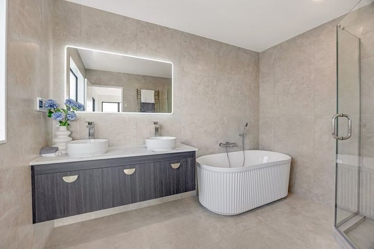 Photo of property in 9 Michael Richard Place, East Tamaki Heights, Auckland, 2016