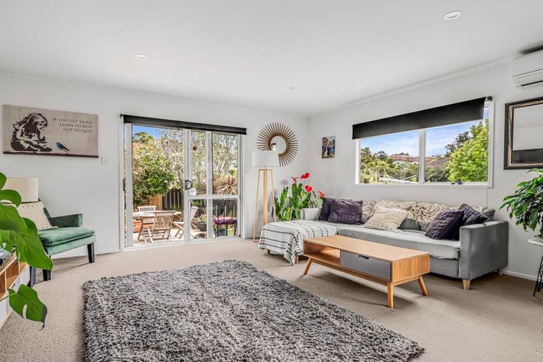 Photo of property in 3 Buisson Glade, West Harbour, Auckland, 0618