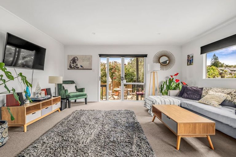 Photo of property in 3 Buisson Glade, West Harbour, Auckland, 0618