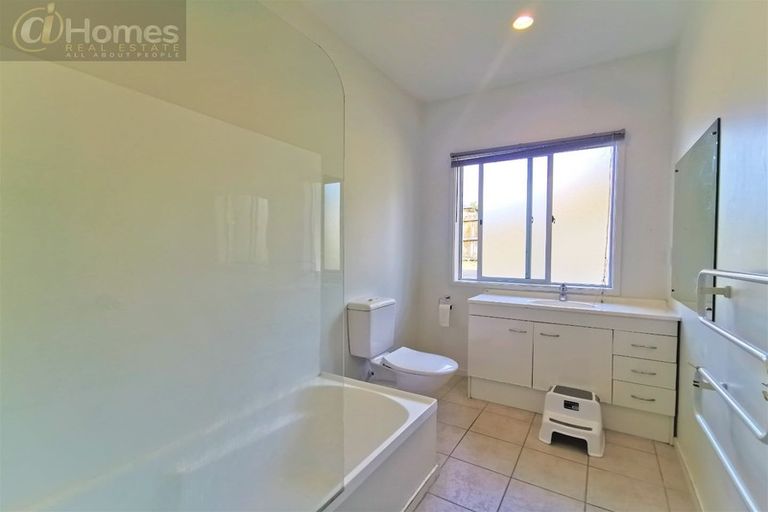 Photo of property in 39 Hewlett Road, Massey, Auckland, 0614