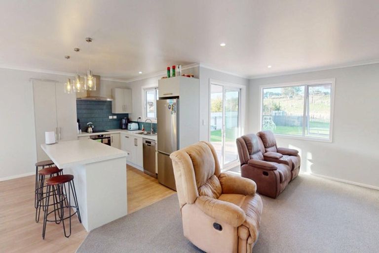 Photo of property in 82 Willoughby Street, Halcombe, 4779