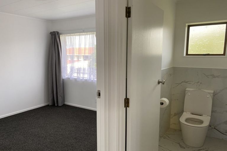 Photo of property in 2/27 Butterworth Drive, Glendene, Auckland, 0602