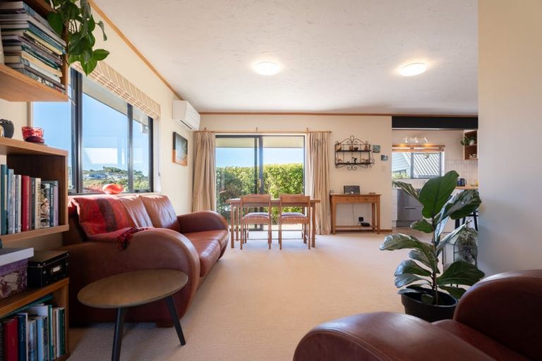 Photo of property in 6 Montrose Grove, Churton Park, Wellington, 6037