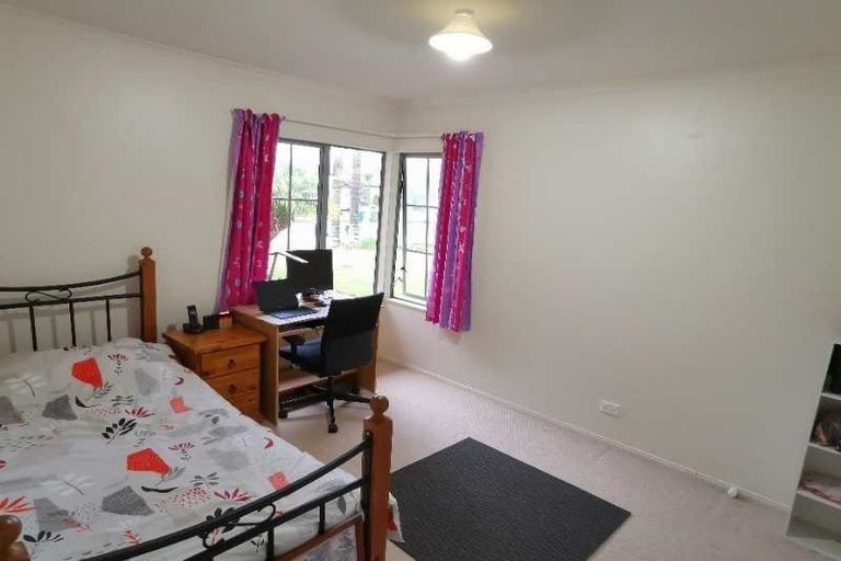 Photo of property in 17 Hillwell Drive, Henderson, Auckland, 0612